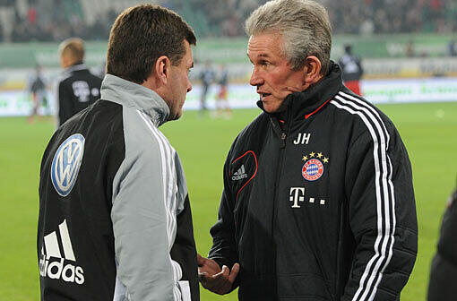 Jupp Heynckes (r) und Wolfsburg-Trainer Dieter Hecking unterhalten sich vor dem Anpfiff.