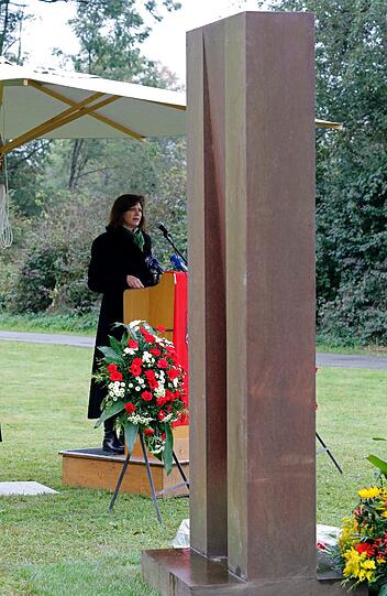 Bayerns stellvertretende Ministerpräsidentin Ilse Aigner (CSU) geht am 07.10.2016 in Bad Aibling (Bayern) während der Einweihung eines Mahnmals für die Opfer des Zugunglücks an der Gedenkstätte entlang. Die rund drei Meter hohe Skulptur des Künstlers Franz Ferdinand Wörle erinnert unweit der Unfallstelle an das Zugunglück mit 12 Toten.
