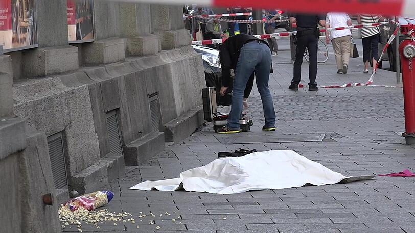 Chaos nach den Angriffen. Die Polizei muss den Kadaver des erschossenen Rottweilers abtransportieren.