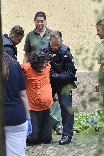 Einsatz für die Polizei am Montag: Beamte holten einen Mann aus seiner Wohnung.