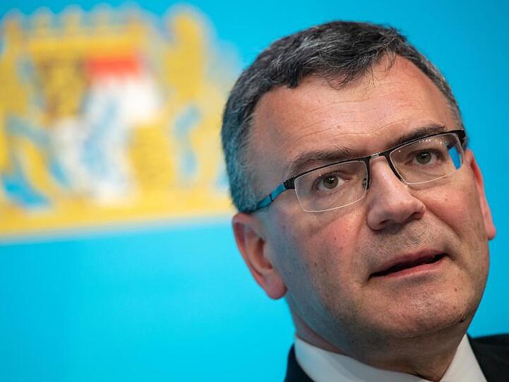 Florian Herrmann (CSU), Leiter der bayerischen Staatskanzlei, schaut in die Kamera. Foto: Peter Kneffel/dpa/Archivbild