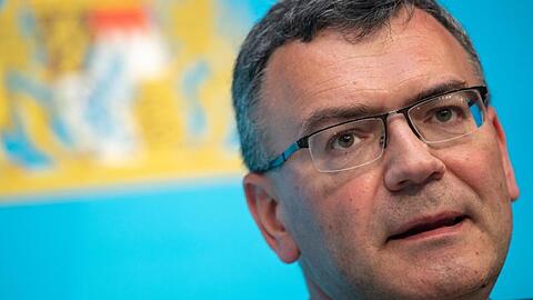 Florian Herrmann (CSU), Leiter der bayerischen Staatskanzlei, schaut in die Kamera. Foto: Peter Kneffel/dpa/Archivbild