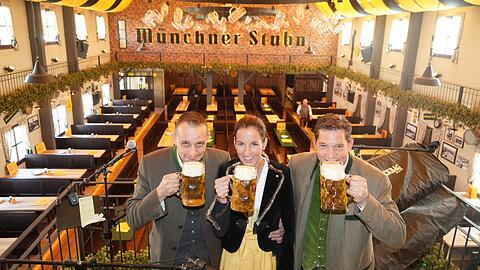 Glückliche Wirte (v.l.): Alexander Egger und Kathrin Wickenhäuser-Egger zusammen mit ihrem Geschäftsführer Gerd Schmitz.