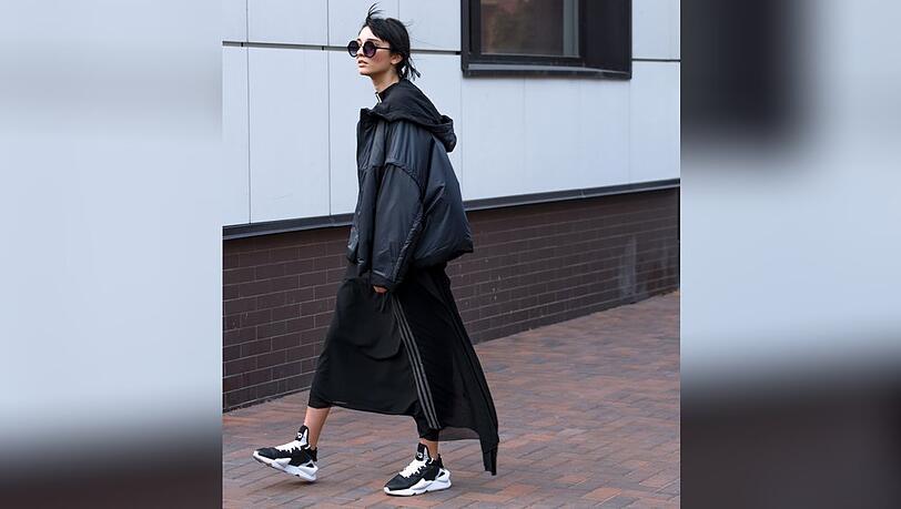 Die Fashion-Profis machen es vor: Mit schwarzen Sneakern ist man in diesem Herbst und Winter modisch up to date.