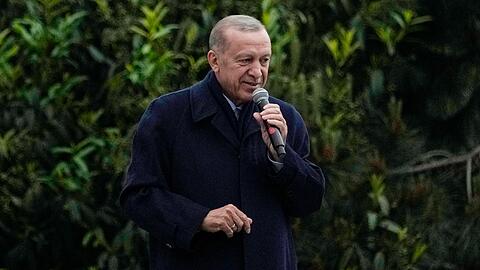 Recep Tayyip Erdogan hält eine Rede vor seiner Residenz in Istanbul.