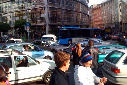 Nichts geht mehr: Auch am Rindermarkt in der Münchner City standen die Autofahrer am Samstag im Stau.
