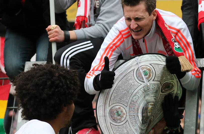So war's vor knapp einem Jahr: Der Tauschhandel von Frankfurt - Fan Daniel Rhein (oben) tauscht nach dem 1:0-Sieg des FC Bayern bei Eintracht Frankfurt seine Schale gegen Dantes Trikot.