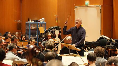 Heinz Holliger probt mit dem Bayerischen Staatsorchester.
