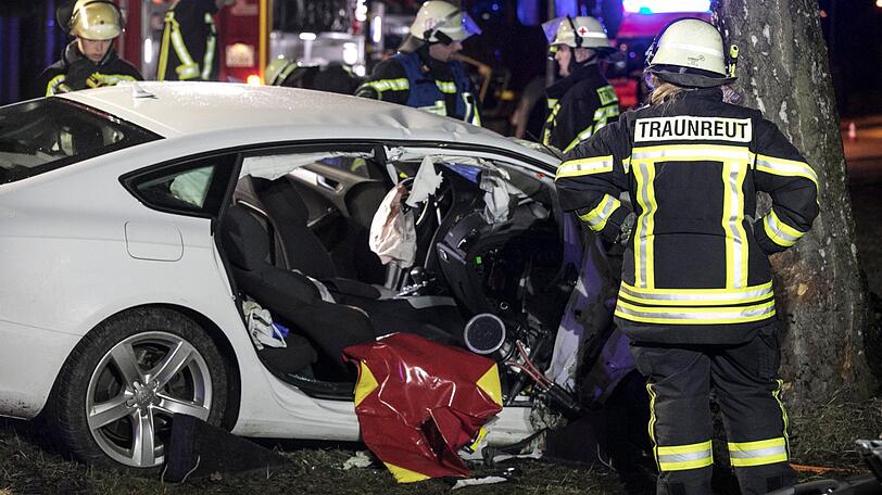 Bei einem Überholmanöver mit überhöhter Geschwindigkeit kam in Traunstein ein Audi A5 von der Straße ab und krachte frontal gegen einen Baum.