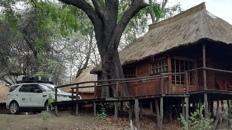 Auch eine Übernachtung in einer afrikanischen Hütte steht auf dem Tour-Programm.