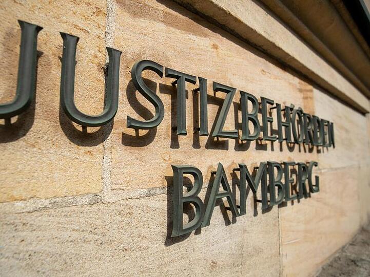 "Justizbehörden Bamberg" steht an der Außenfassade am Landgericht Bamberg. Foto: Daniel Karmann/Archiv