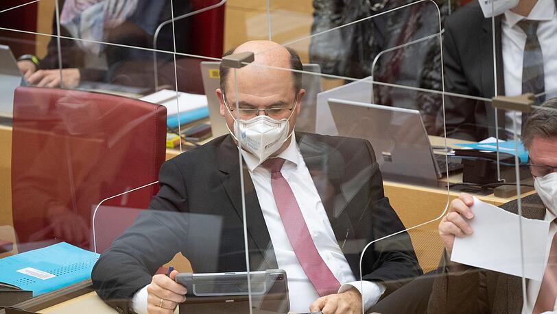Albert Füracker, Finanzminister von Bayern, sitzt während einer Plenarsitzung im Landtag.