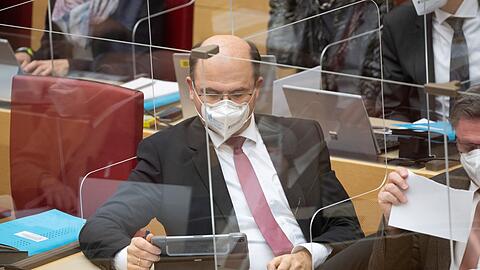 Albert Füracker, Finanzminister von Bayern, sitzt während einer Plenarsitzung im Landtag.