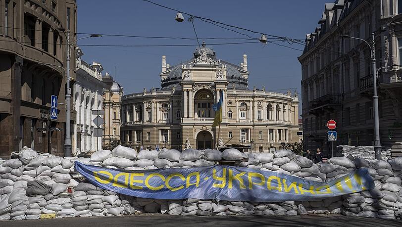 Odessa in Erwartung eines Angriffs der russischen Armee: Eine Barrikade vor dem Opernhaus der Stadt am Schwarzen Meer.