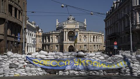 Odessa in Erwartung eines Angriffs der russischen Armee: Eine Barrikade vor dem Opernhaus der Stadt am Schwarzen Meer.