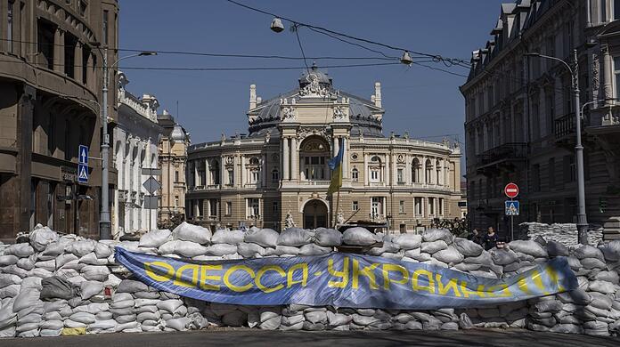 Odessa in Erwartung eines Angriffs der russischen Armee: Eine Barrikade vor dem Opernhaus der Stadt am Schwarzen Meer.