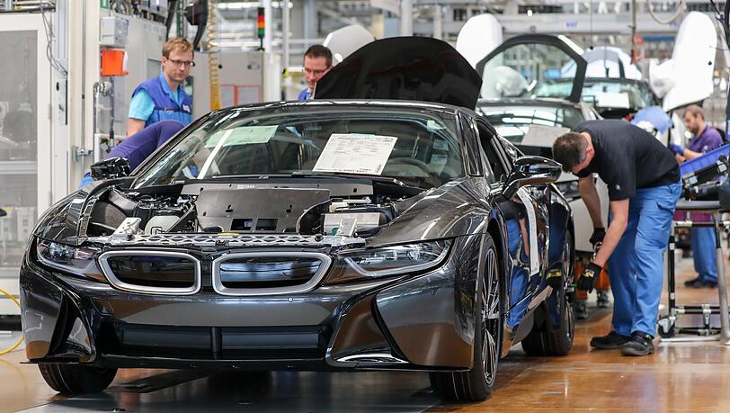 BMW-Mitarbeiter montieren einen elektrisch angetriebenen i8. (Archivbild)