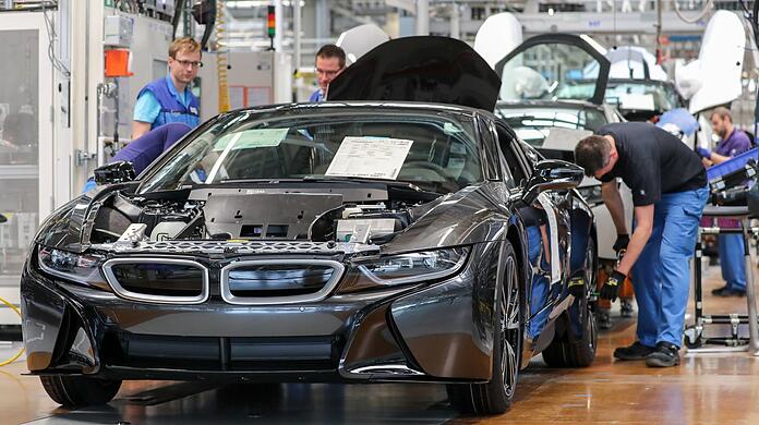 BMW-Mitarbeiter montieren einen elektrisch angetriebenen i8. (Archivbild)