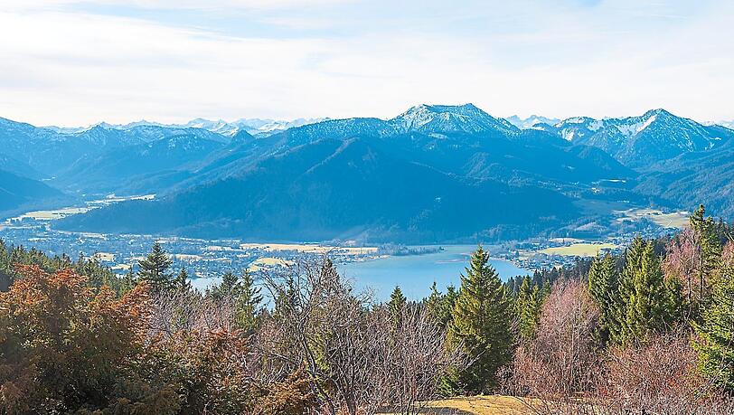 Etliche Wanderbegeisterte zieht es auf die Neureuth (1264 Meter) in den Schlierseer Bergen im Mangfallgebirge. Von dort haben Ausflügler einen herrlichen Blick auf den Tegernsee im Tal und auf den Hirschberg (1668 Meter).