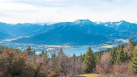 Etliche Wanderbegeisterte zieht es auf die Neureuth (1264 Meter) in den Schlierseer Bergen im Mangfallgebirge. Von dort haben Ausflügler einen herrlichen Blick auf den Tegernsee im Tal und auf den Hirschberg (1668 Meter).