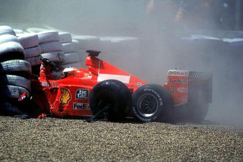 "Und dann denke ich 'aha, so fühlt es sich wahrscheinlich an, wenn du dann auf dem Weg nach oben bist'": Michael Schumacher war 1999 in Silverstone in eine Mauer gerast, brach sich sein Bein - und dachte, er müsste sterben.