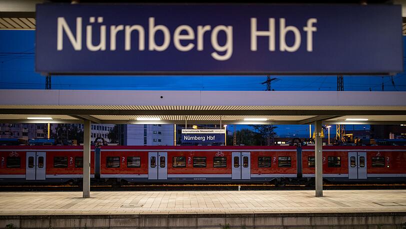 Der Brand eines Triebwagens sorgte für die Sperrung des Nürnberger Hauptbahnhofs. (Archivbild)
