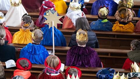 In Bayern sind zahlreiche M&auml;dchen und Buben als Sternsinger unterwegs. (Archivbild)