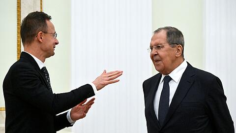 Ungarns Au&szlig;enminister Peter Szijjarto soll seinen russischen Kollegen Sergej Lawrow &uuml;ber EU-interne Debatten weitergegeben haben.