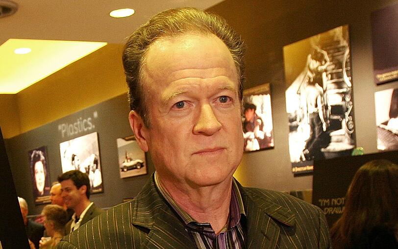 Er schrieb die Drehbücher zu Klassikern wie "American Graffiti" und "Indiana Jones und der Tempel des Todes", als Regisseur landete Willard Huyck aber mit "Howard - ein tierischer Held" einen Flop. Er schrieb die Drehbücher zu Klassikern wie "American Graffiti" und "Indiana Jones und der Tempel des Todes", als Regisseur landete Willard Huyck aber mit "Howard - ein tierischer Held" einen Flop.