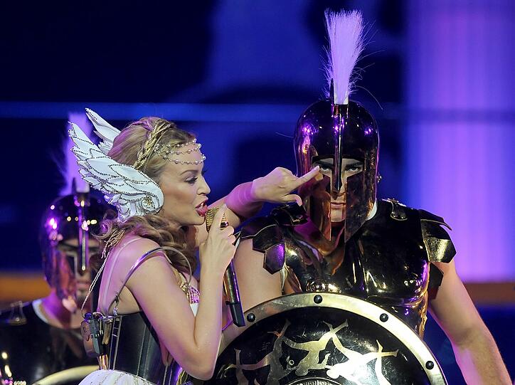 Kylie Minogue: Auf ihrer aktuellen Tour überzeugt die Australierin als Liebesgöttin Aphrodite. Sehen Sie hier die besten Bilder ihrer sexy Show.