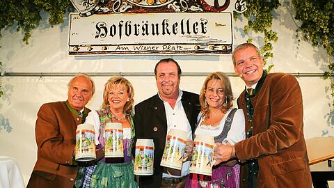 Ein Hoch auf den Krug! Günter Steinberg mit Ehefrau Margot, Tochter Silja, Sohn Ricky und Andreas Giebel (Mitte).