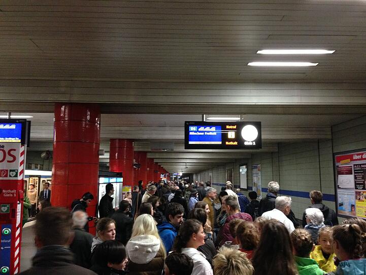 Münchner warten auf den Zug: Auch am Odeonsplatz weitet sich das S-Bahn-Chaos auf die U-Bahn aus.