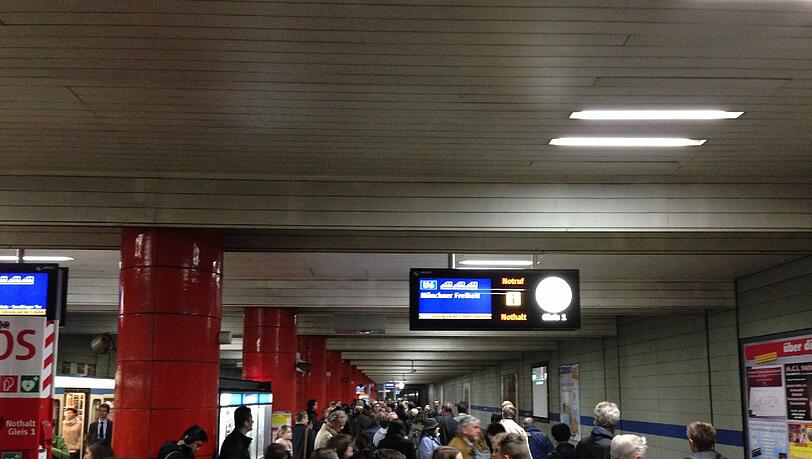 Münchner warten auf den Zug: Auch am Odeonsplatz weitet sich das S-Bahn-Chaos auf die U-Bahn aus. Münchner warten auf den Zug: Auch am Odeonsplatz weitet sich das S-Bahn-Chaos auf die U-Bahn aus.