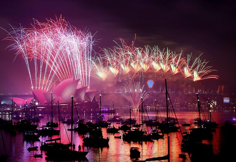 In Sydney wird das neue Jahr mit einem Mega-Feuerwerk über dem Opernhaus und der Harbour Bridge begrüßt