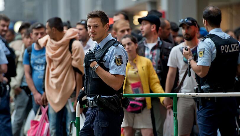 Flüchtlinge nach ihrer Ankunft auf dem Hauptbahnhof in München. Mittlerweile hält die Mehrheit der Bürger die Zahl der Asylbewerber für zu hoch. Flüchtlinge nach ihrer Ankunft auf dem Hauptbahnhof in München. Mittlerweile hält die Mehrheit der Bürger die Zahl der Asylbewerber für zu hoch.