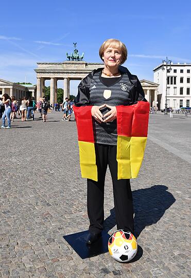 Angela Merkel im Deutschlandtrikot vor dem Brandenburger Tor - leider nur als Wachsfigur. Die Bilder!