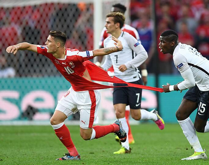 Die Trikots der Schweizer Mannschaft hielten dem Härtetest nicht stand.