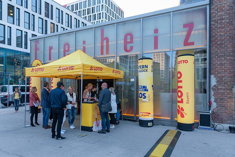 Nach über 100 eingereichten musikalischen Beiträgen bebte die, bis auf den letzten Platz besetzte, Freiheiz-Halle beim großen Finale des &bdquo;LOTTO Bayern MusicAward 2018&ldquo; in München.