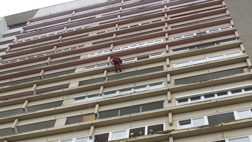 Weil er von seinem Sohn auf dem Balkon im 8. Stock ausgesperrt wurde, musste ein 49-Jähriger von den Höhenrettern der Feuerwehr gerettet werden.