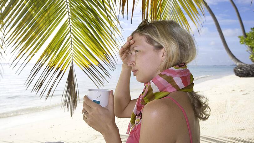 Kein Spaß am Strand: Dieser Urlauberin tun Kopf und Hals weh.