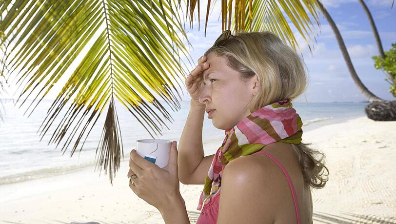 Kein Spaß am Strand: Dieser Urlauberin tun Kopf und Hals weh. Kein Spaß am Strand: Dieser Urlauberin tun Kopf und Hals weh.