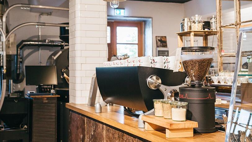 "Andi Merchant hat verraten, dass eine Rösterei der ideale Spielplatz für Männer ist. Wenn dort auch noch hochwertige Bio-Kaffee-Röstungen entstehen, dann bleiben kaum noch Wünsche offen. Als Gast kann man direkt in der Rösterei sitzen und dem fröhlichen Treiben zusehen. Anschließend lohnt sich ein Spaziergang über die anderen Herrmannsdorfer Landwerkstätten vor Ort."