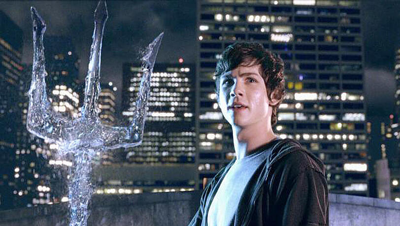 "Percy Jackson - Diebe im Olymp ": Kaum verschwindet Zeus' Herrscherblitz, da muss Percy Jackson auch schon erfahren, dass er der Sohn Poseidons ist "Percy Jackson - Diebe im Olymp ": Kaum verschwindet Zeus' Herrscherblitz, da muss Percy Jackson auch schon erfahren, dass er der Sohn Poseidons ist