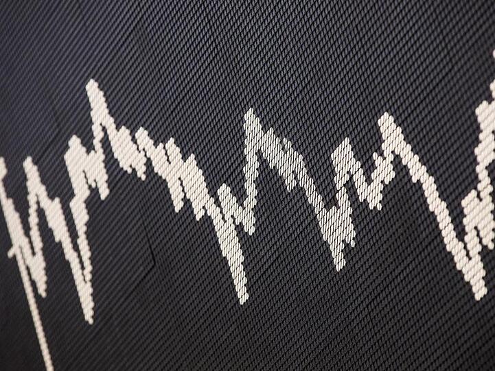 Die Dax-Kurve ist im Handelssaal der Börse zu sehen. Foto: Frank Rumpenhorst/dpa/Symbolbild