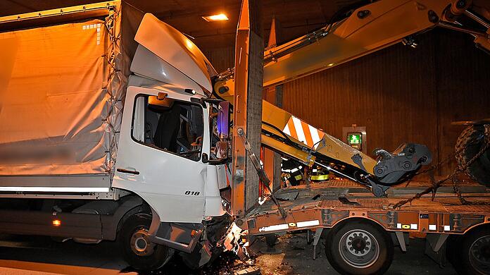 Der Bagger krachte in die Fahrerkabine des Lastwagens.