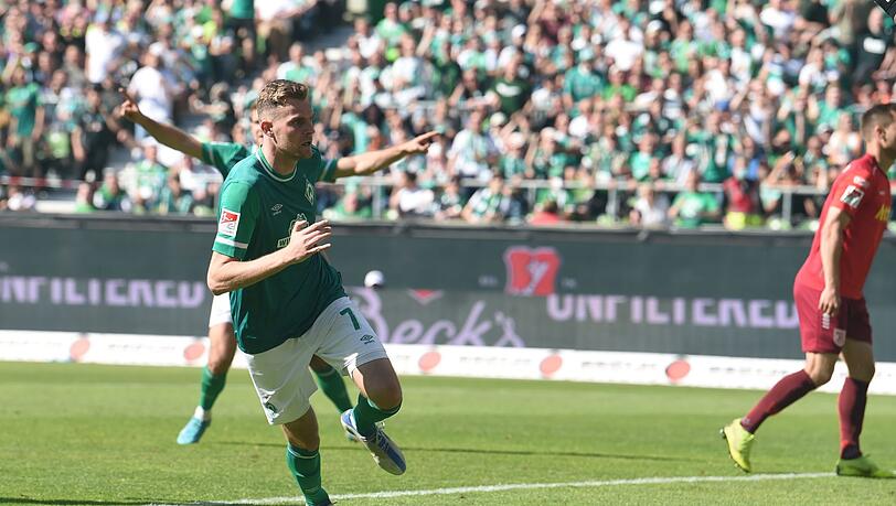 Werders Marvin Ducksch (l) erzielt das Tor zum 2:0.
