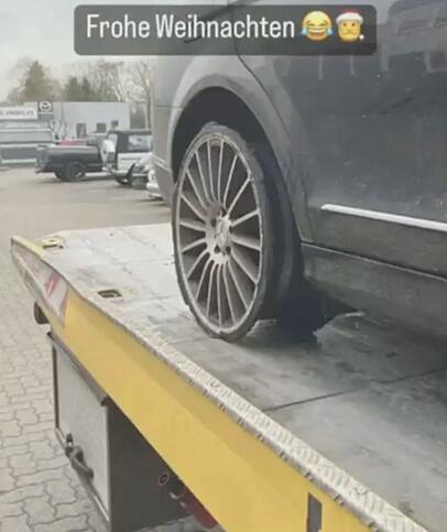 Mit 160 km/h ist bei Paul Elvers der Reifen auf der Autobahn geplatzt, wie Promi-Mama Jenny Elvers auf Instagram mitteilt. Mit 160 km/h ist bei Paul Elvers der Reifen auf der Autobahn geplatzt, wie Promi-Mama Jenny Elvers auf Instagram mitteilt.