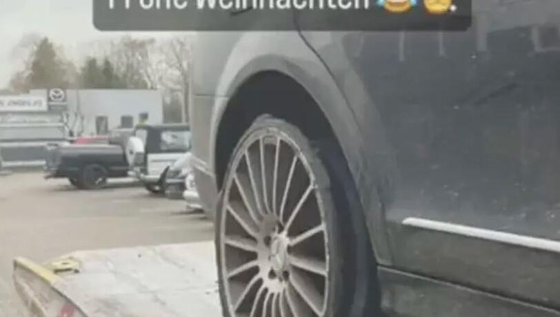 Mit 160 km/h ist bei Paul Elvers der Reifen auf der Autobahn geplatzt, wie Promi-Mama Jenny Elvers auf Instagram mitteilt.