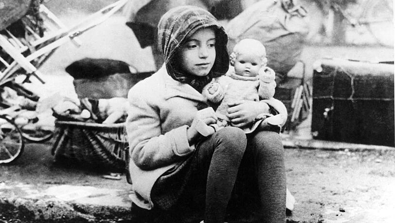 Ein Mädchen aus einem Flüchtlingstreck mit seiner Puppe im Arm um 1945. Viele Kriegskinder besitzen auch heute noch Erinnerungsstücke an die Kriegszeit, darunter nicht nur Puppen, sondern auch einfache Dinge wie eine Suppenkelle oder eine Trillerpfeife. Ein Mädchen aus einem Flüchtlingstreck mit seiner Puppe im Arm um 1945. Viele Kriegskinder besitzen auch heute noch Erinnerungsstücke an die Kriegszeit, darunter nicht nur Puppen, sondern auch einfache Dinge wie eine Suppenkelle oder eine Trillerpfeife.
