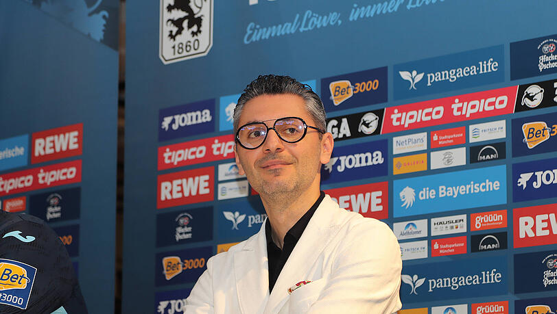 K&uuml;mmert sich um den L&ouml;wen-Fanshop: Valentin Pusnava.